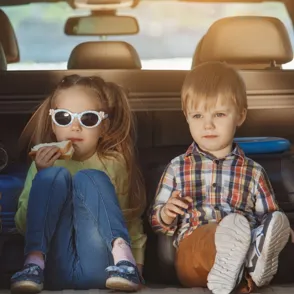 8 consejos para viajar seguros en coche con niños