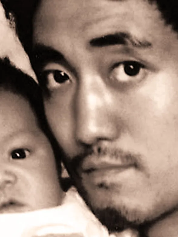 La vida en imágenes: padre e hijo repiten la misma fotografía a lo largo de 28 años