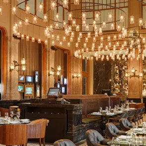 El hotel W Ámsterdam rompe las normas del lujo tradicional