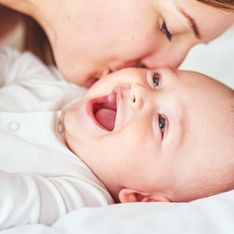 7 Anzeichen, die dir verraten, dass Babys erster Zahn bald kommt