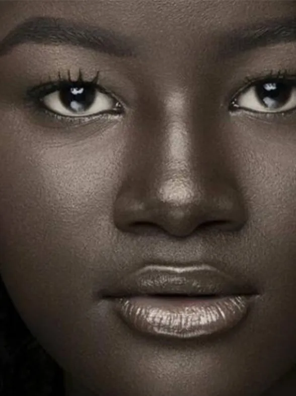 Khoudia Diop: de sufrir bullying por su intenso tono de piel a triunfar en la moda