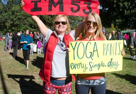 Pas de legging pour les femmes de plus de 20 ans : Les Américaines protestent pour le droit de s'habiller comme elles le veulent (Photos)