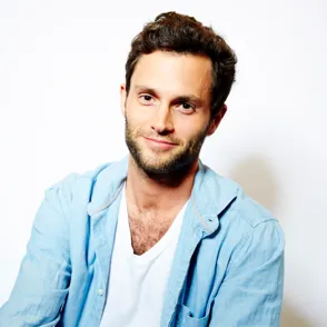 Así ha cambiado Penn Badgley casi una década después de 'Gossip Girl'