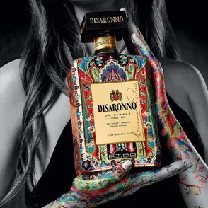 Disaronno Wears Etro, un nuevo "vestido" para la icónica botella