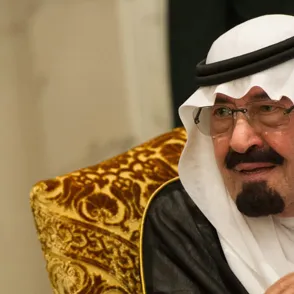 Embajador saudí: "¿Dejar de bombardear Yemen? Es como si me preguntas si dejaría de pegar a mi mujer"