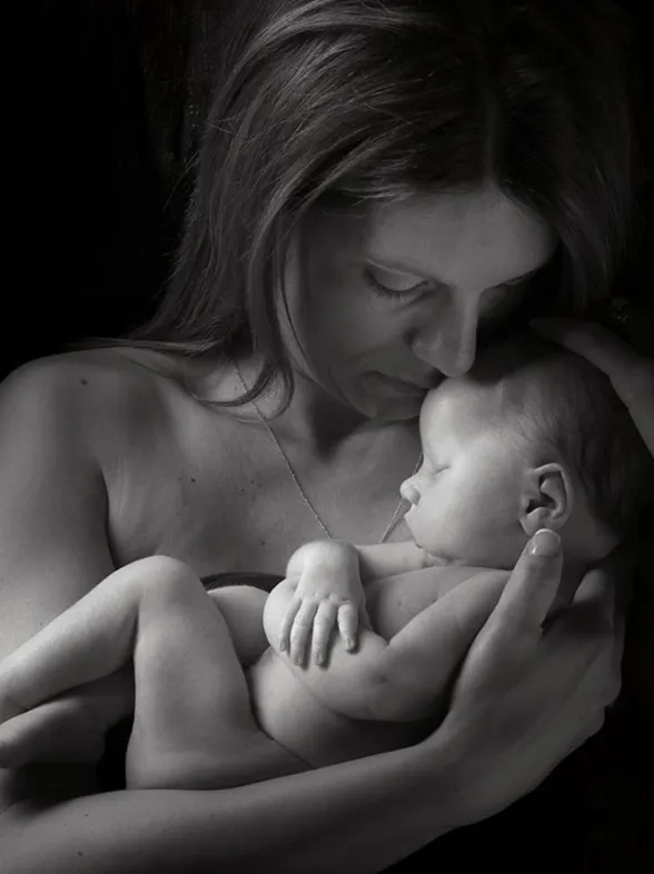 Las duras imágenes que retratan a parejas despidiéndose de sus bebés por última vez