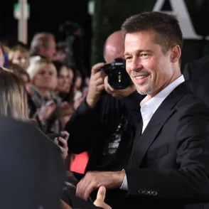 Brad Pitt pone una sonrisa a su crisis familiar con Angelina