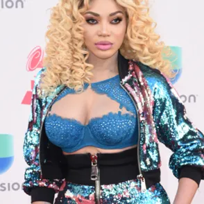 Dencia, la cantante que peor viste del mundo