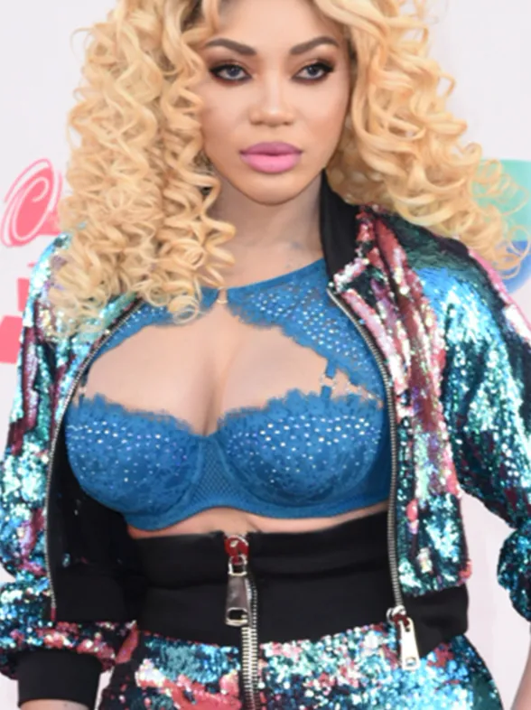 Dencia, la cantante que peor viste del mundo