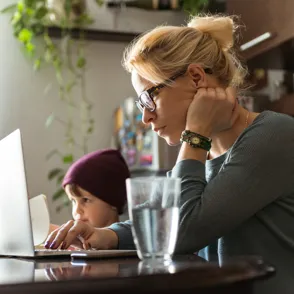 Un estudio revela que las mujeres son más productivas cuando son mamás
