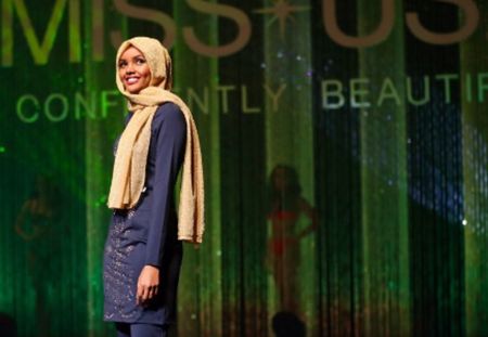 Halima Aden bouscule les idées reçues en défilant en burkini et hijab pour Miss USA (Vidéo)