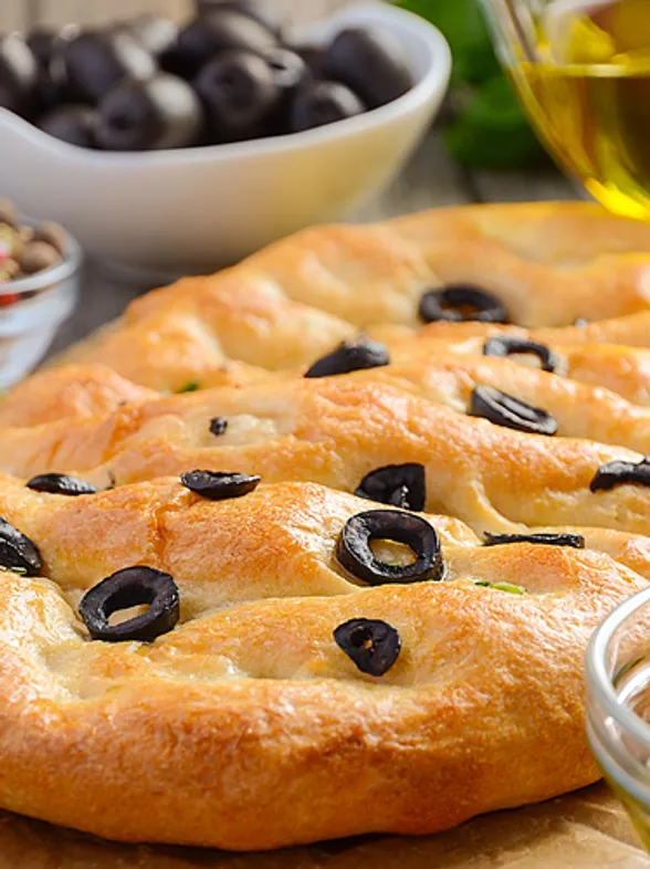 Cocina sostenible: receta de focaccia de romero, olivas negras y tomates secos