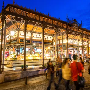 Ruta por los mejores mercados para comer en Madrid, ¿nos acompañas?