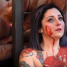 Nus et couverts de sang, ils manifestent contre la fourrure en Espagne (Photos)