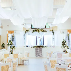 Telas colgantes para bodas, ¡consigue un ambiente único!