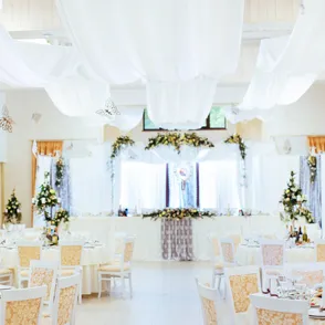 Telas colgantes para bodas, ¡consigue un ambiente único!
