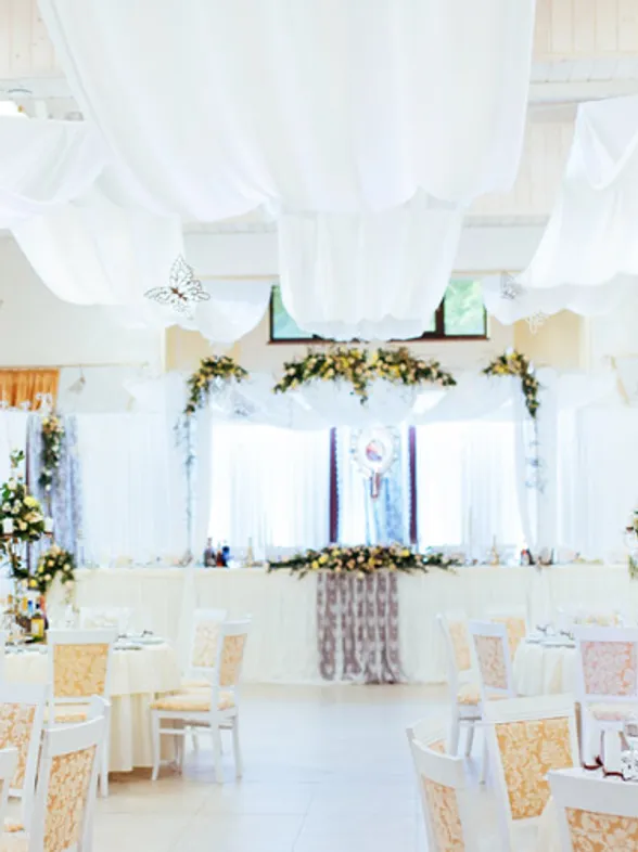 Telas colgantes para bodas, ¡consigue un ambiente único!