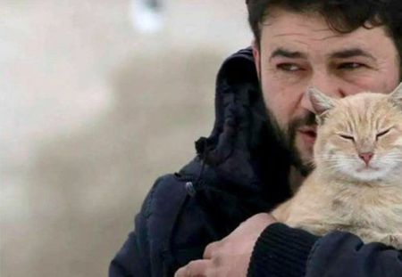 Ce Syrien protège les chats d’Alep des bombes (Vidéo)