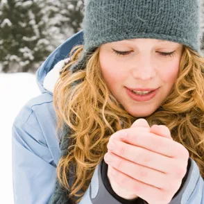 Manos a prueba de frío: consejos para cuidarlas en invierno