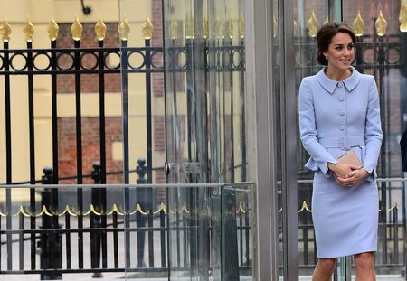 L'obsession de Kate Middleton pour la pochette cache-t-elle un ventre rond ? (Photos)