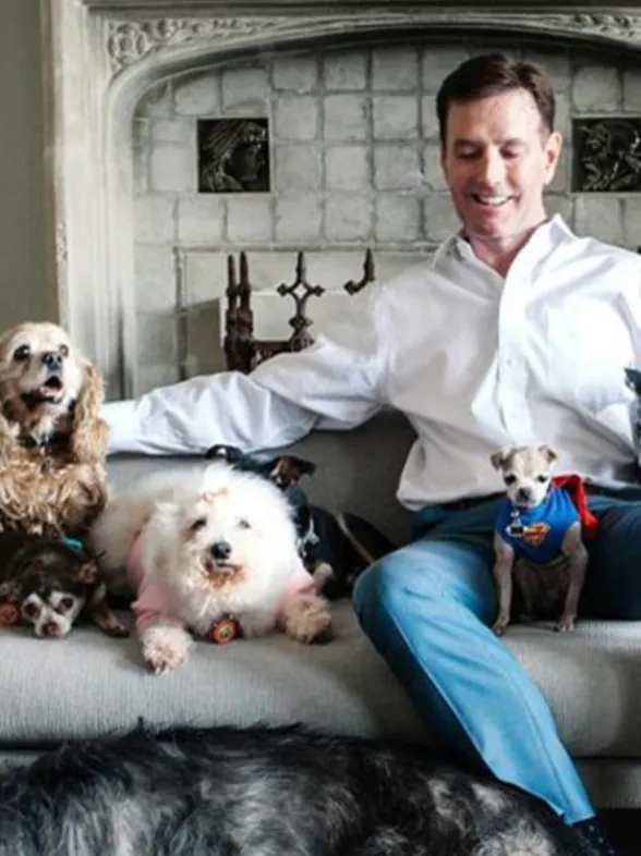 La historia del hombre que dedica su vida a adoptar animales que nadie quiere
