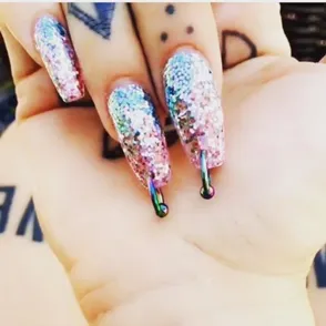 Uñas con piercing, la última manicura viral de Kim Kardashian