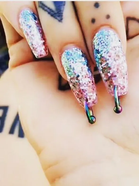 Uñas con piercing, la última manicura viral de Kim Kardashian