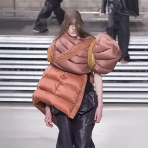 34 looks masculinos totalmente absurdos vistos en las semanas de la moda