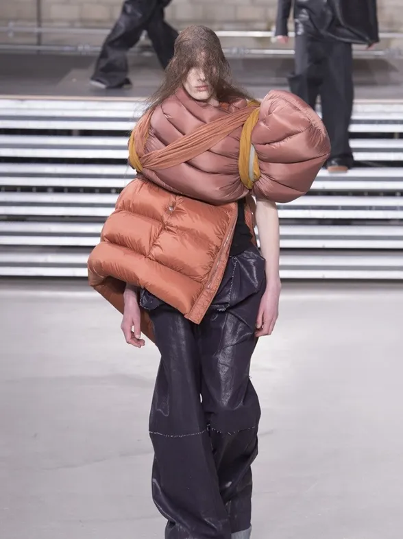 34 looks masculinos totalmente absurdos vistos en las semanas de la moda