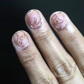 El nail art hecho con alambre que te dejará con la boca abierta