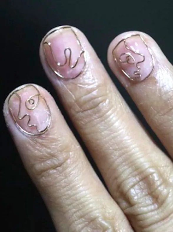 El nail art hecho con alambre que te dejará con la boca abierta