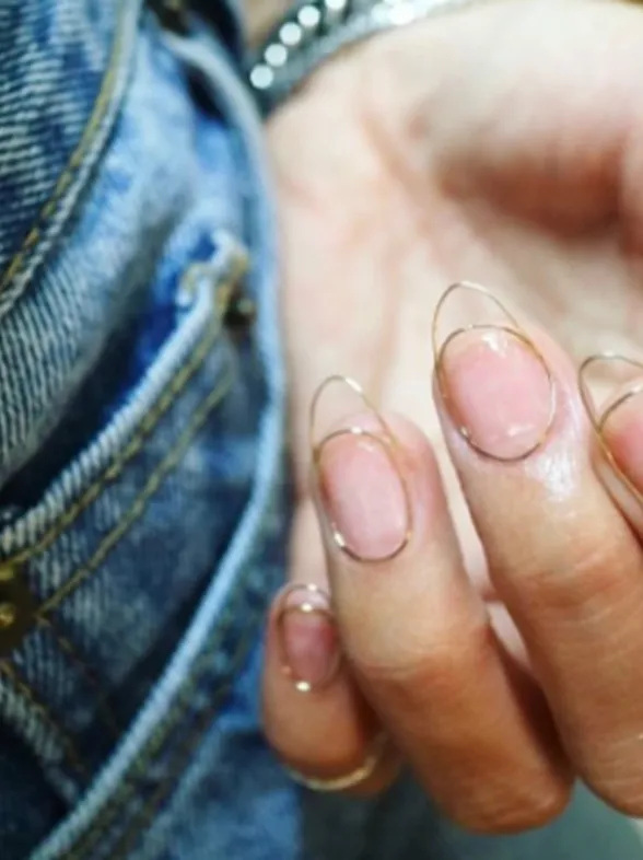 Unhas decoradas com arame? Acredite, a combinação dá bossa