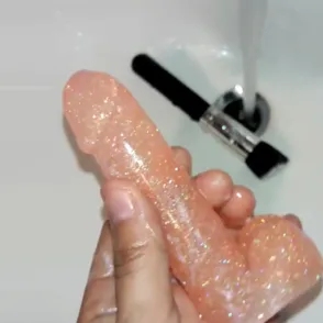 Un pene con purpurina para limpiar tus brochas de maquillaje