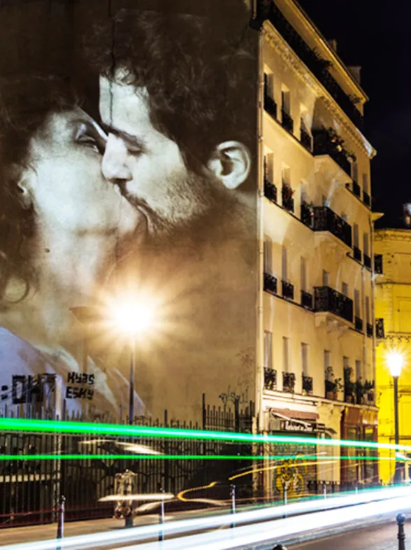 100 besos que iluminaron las calles de París