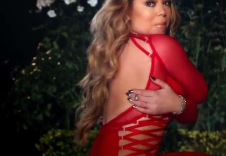 Mariah Carey pète un petit câble et brûle sa robe de mariée dans son dernier clip (Vidéo)