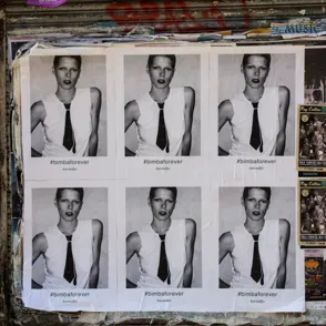 David Delfín empapela Madrid con un homenaje a Bimba Bosé