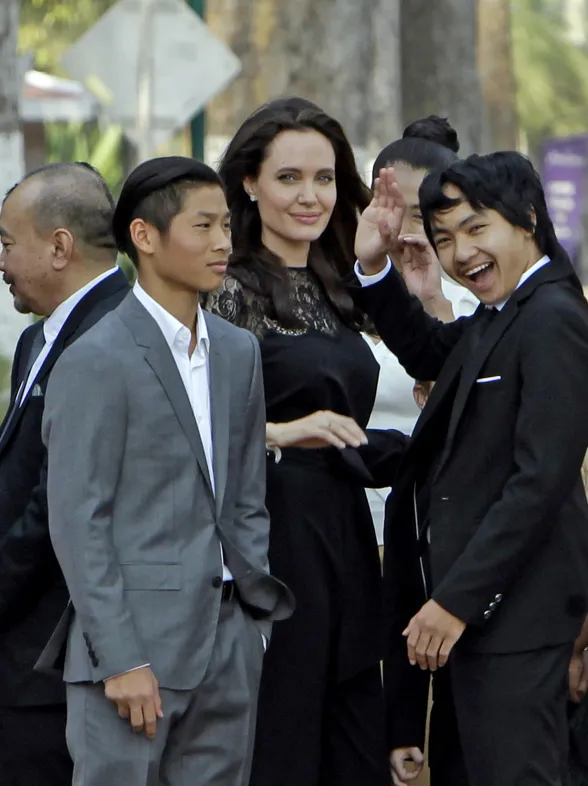 Angelina Jolie reaparece junto a todos sus hijos en medio de su crisis familiar