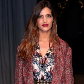 Sara Carbonero lleva el mismo look que una bloguera al desfile de Burberry
