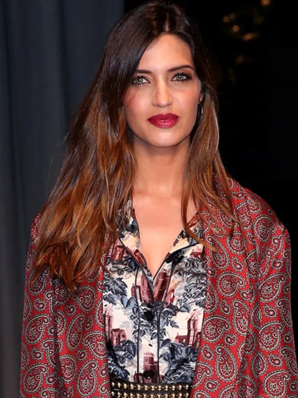 Sara Carbonero lleva el mismo look que una bloguera al desfile de Burberry