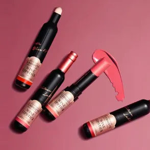 Esta línea de maquillaje inspirada en el vino es todo lo que necesitas ver hoy