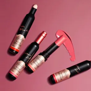 Esta línea de maquillaje inspirada en el vino es todo lo que necesitas ver hoy