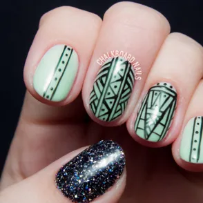 Uñas que brillan en la oscuridad, llega la manicura fluorescente