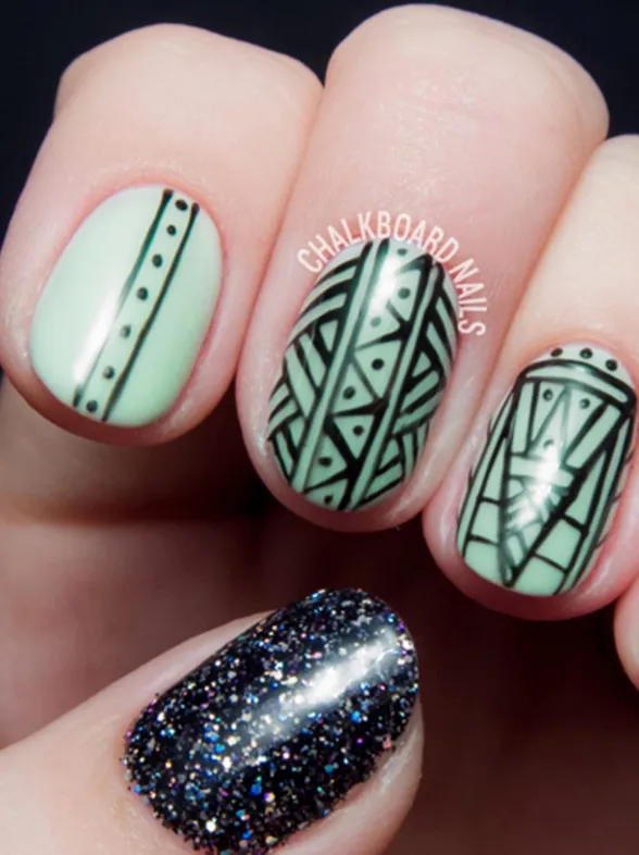 Uñas que brillan en la oscuridad, llega la manicura fluorescente