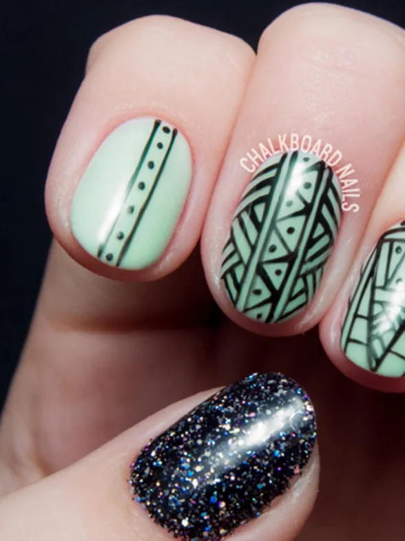 Uñas que brillan en la oscuridad, llega la manicura fluorescente