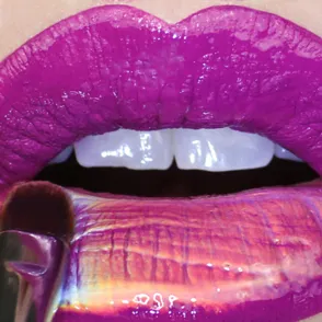 Holographic lips, los labios también pueden brillar