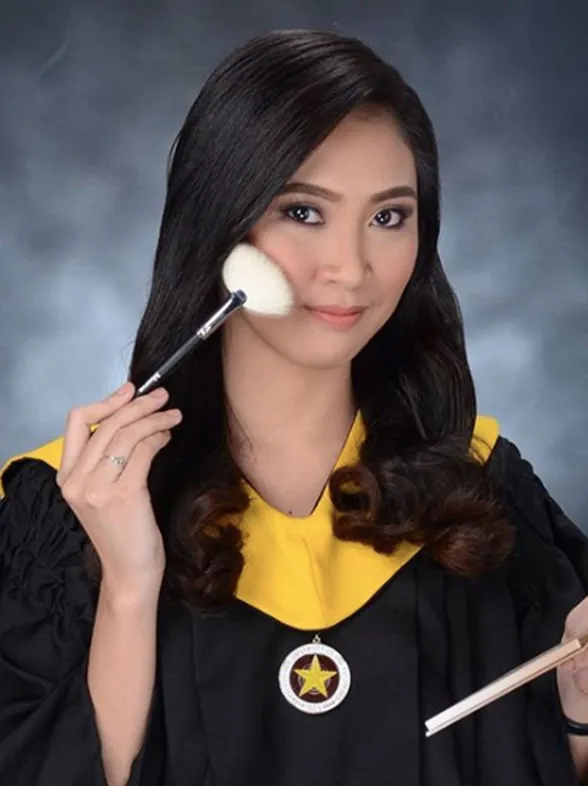 This Girl Took Her Graduation Picture With Her Fave Highlighter Palette & Now She's Our New Hero