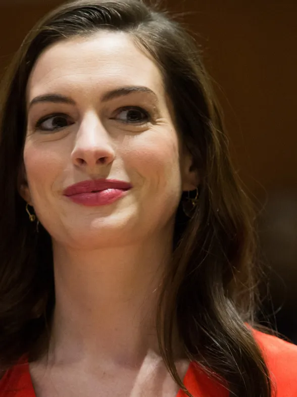¡Crianza compartida!: el emocionante discurso de Anne Hathaway sobre el permiso paternal