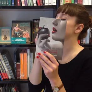 La peculiar y artística forma de divertirse de los empleados de esta librería