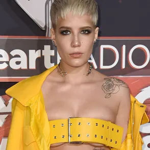 Un cinturón a modo de top, peor look de la semana
