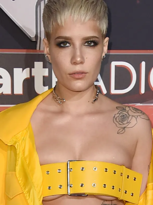 Un cinturón a modo de top, peor look de la semana